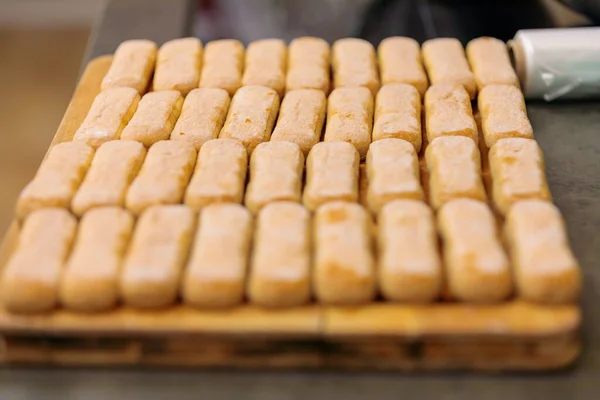 Galletas de galleta para hacer tiramisú. Savoyards se colocan en una tabla de cortar. —  Fotos de Stock