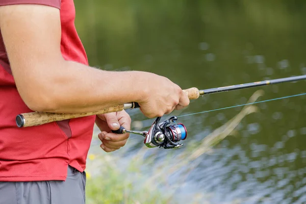 Un hombre con barba está pescando en el río. —  Fotos de Stock