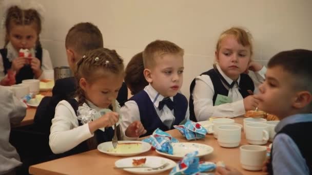 1年生は学校の食堂で食べる 9月1日のダイニングルームでのランチ モスクワ ロシア 2021年9月1日 — ストック動画