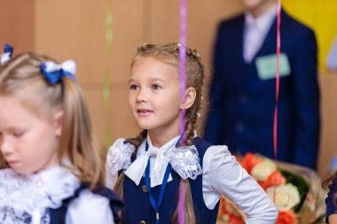 Sınıftaki birinci sınıflar ayakta ısınma turu atıyorlar. O ilkokul 1 'de. Moskova, Rusya, 1 Eylül 2021