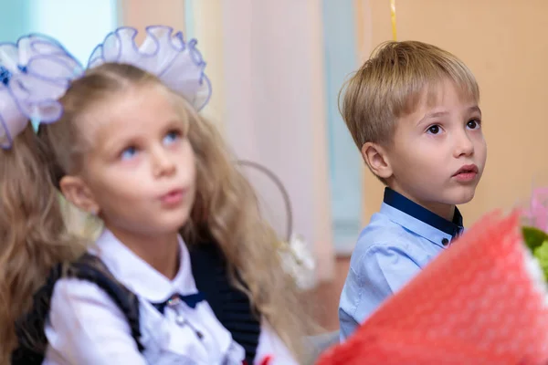 Setembro Crianças Sentam Suas Mesas Classe Alunos Primeira Série Ouvem — Fotografia de Stock