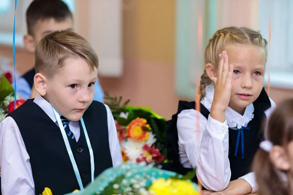 Першокласник Піднімає Руку Урок Хоче Дати Відповідь Школі Вересня День — стокове фото