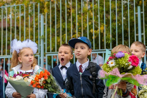 Перший Клас Ходить Букетами Вересня Діти Ходять Школи Першому Класі — стокове фото