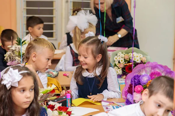 Septiembre Los Niños Sientan Sus Escritorios Clase Los Alumnos Primer — Foto de Stock