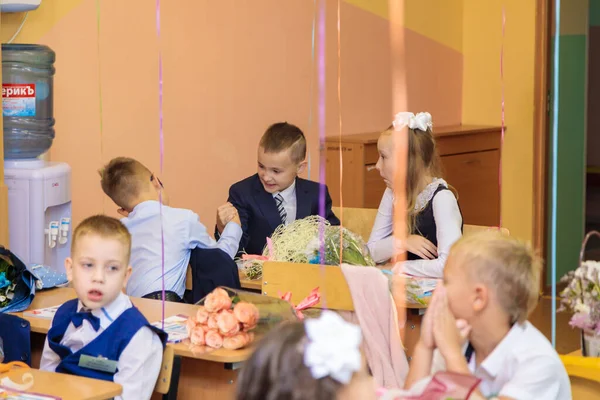 İki birinci sınıf öğrencisi kollarında yarışıyor. Okul, bilgi günü. Moskova, Rusya, 1 Eylül 2021