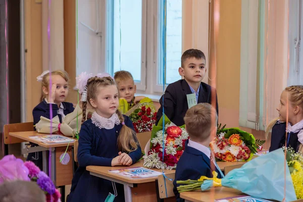 September Children Sit Desks Class First Graders Listen Carefully Teacher — Stock Photo, Image