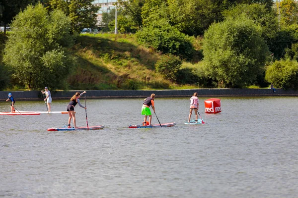 Child Swims Surfboard Pushing Paddle Paddleboarding Russia Zelenograd August 2021 — Stock Photo, Image