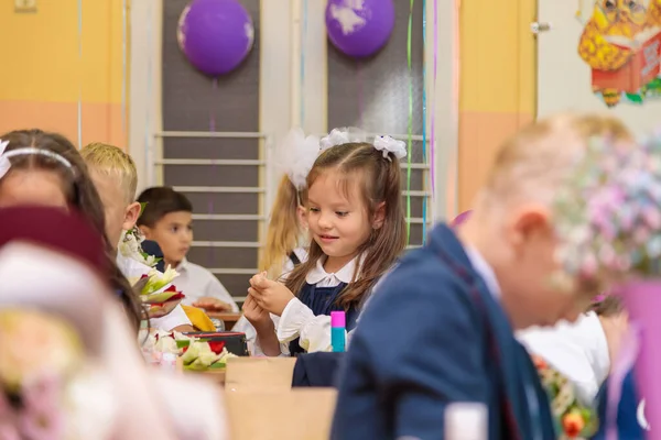 Setembro Crianças Sentam Suas Mesas Classe Alunos Primeira Série Ouvem — Fotografia de Stock