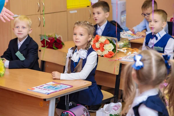 Eylül Çocuklar Sınıfta Masalarında Otururlar Birinci Sınıflar Ilk Derste Öğretmeni Stok Fotoğraf