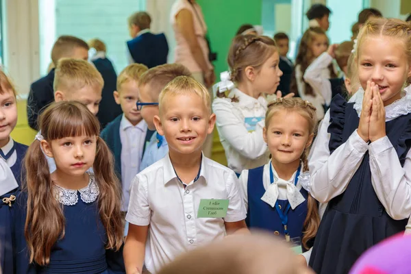 Birinci sınıflar okulu tanıyorlar ve oyun oynuyorlar. Okul, bilgi günü. Moskova, Rusya, 1 Eylül 2021