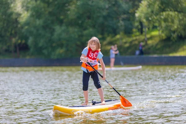 Child Swims Surfboard Pushing Paddle Paddleboarding Russia Zelenograd August 2021 — Stock Photo, Image