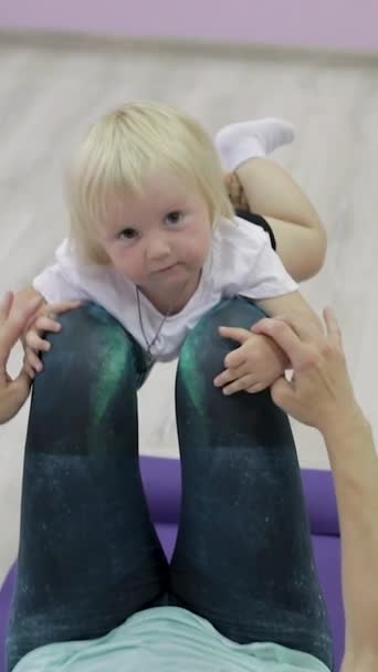 Anne Bebek Koridorda Yoga Yapıyorlar Annem Bebeği Ayaklarının Üzerinde Sallar — Stok video