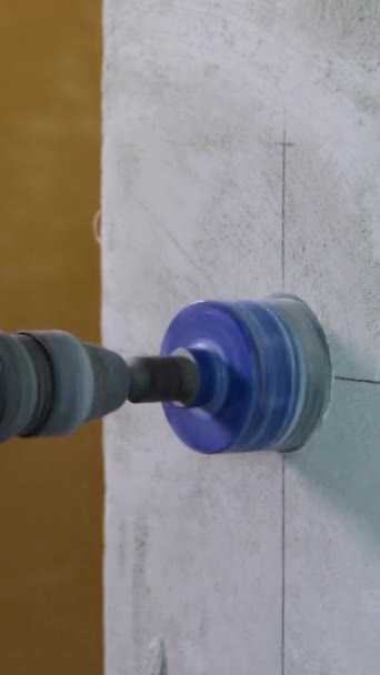 Ein Elektriker Bohrt Löcher Für Steckdosen Mit Einem Diamantkernmeißel Nahaufnahme — Stockvideo
