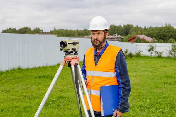 Mužský Inženýr Pracuje Optickou Úrovní Místě Stavitel Helmě Podívá Optického — Stock fotografie