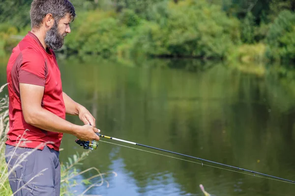 Hombre Con Barba Está Pescando Río Pescador Con Caña Pescar —  Fotos de Stock