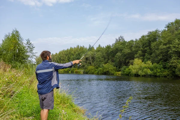 Hombre Con Barba Está Pescando Río Lanzando Una Línea Pescador —  Fotos de Stock