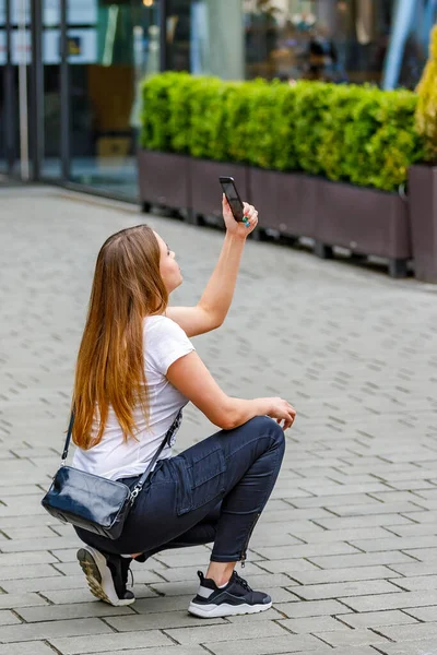 Girl Tourist Photographs Sights City Mobile Phone — Stock Photo, Image