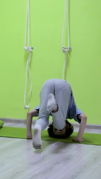 Çocuk Spor Salonunda Kollarında Duvara Karşı Duruyor Çocuk Yoga Yapıyor — Stok video