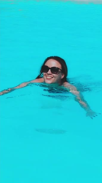 Ung Vacker Kvinna Simmar Pool Med Blått Vatten Flickan Solglasögon — Stockvideo