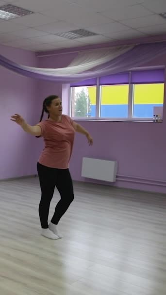 Instructrice Danse Montre Les Éléments Acte Devant Miroir Formation Danse — Video