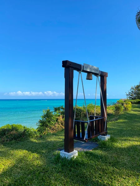 Zanzibar, Tanzanya - 1 Ocak 2021: Melia Zanzibar Oteli 'nde okyanus kenarında sallanmak