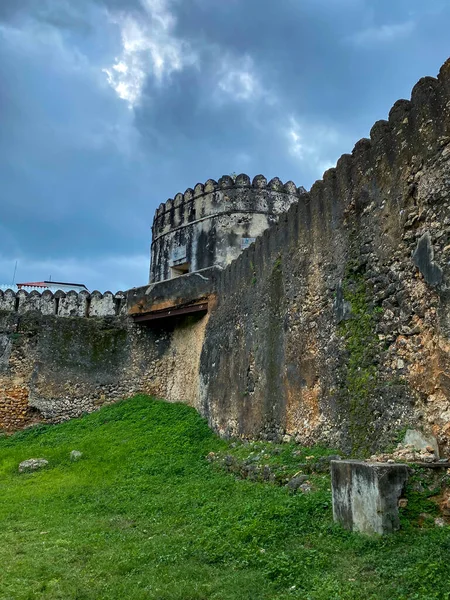 Zanzibar, Stone Town 'daki Eski Kale. Bulutlu bir gün