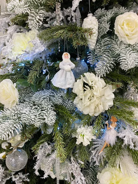 Beyaz Noel ağacı süslemeleri: kışlık elbiseli bir kız. Yakın plan.
