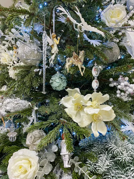 Gümüş ve beyaz Noel ağacı süslemeleri. Yakın plan.