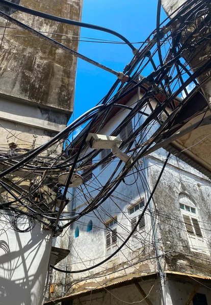 Stone Town, Zanzibar 'da dağınık elektrik, telefon ve su kabloları ve borular.