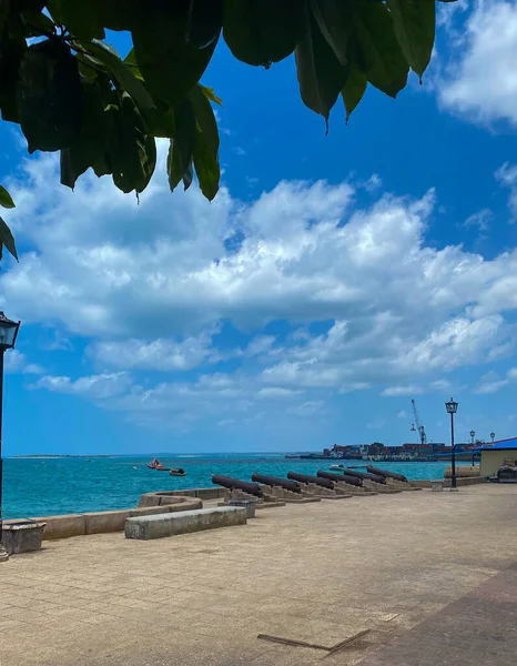 Zanzibar 'da tarihi topları olan Stone Town' un rıhtımı.