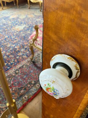 Ihlamur Kasri Sarayı 'nda porselen kapı kolu. Yakın plan.