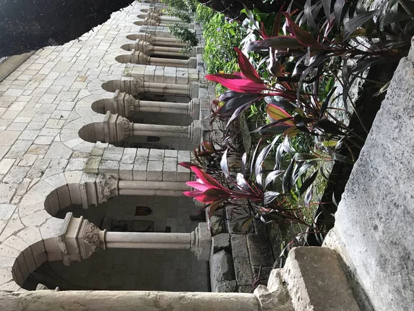 Kuzey Miami 'deki Antik İspanyol manastırında manastır.