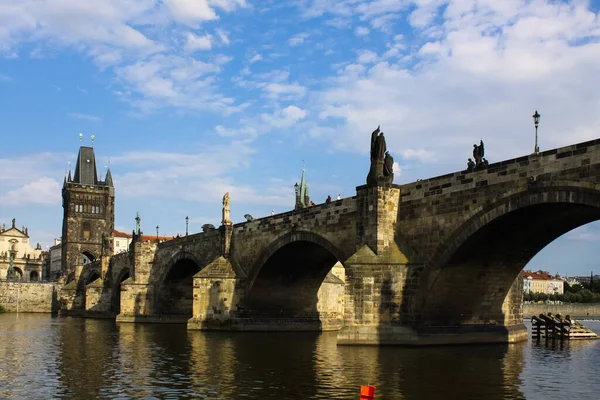 Blick auf die Karlsbrücke. Blauer Himmel. Kopierraum — Stockfoto