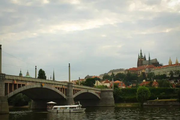 Praga, República Checa - 9 de julio de 2011: Vista del castillo de Praga desde el río Moldava —  Fotos de Stock
