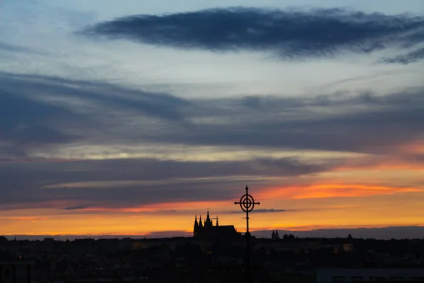 Kolorowy zachód słońca nad Pragą z sylwetką katedry św. Wita — Zdjęcie stockowe