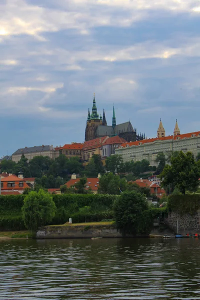 Praga, República Checa - 9 de julio de 2011: Vista del castillo de Praga desde el río Moldava —  Fotos de Stock