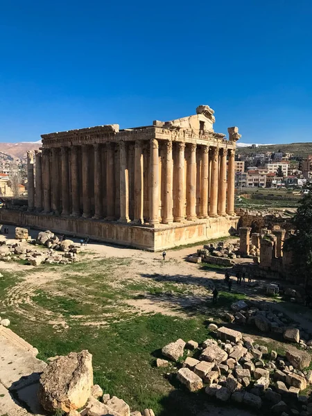 Baküs Tapınağı 'nın manzarası, Baalbek. Mavi gökyüzü