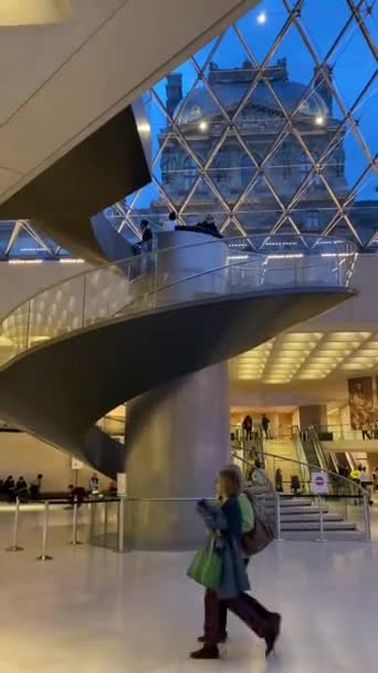 Paris, Frankrike - 16 februari 2020: Hiss i Louvren museum — Stockvideo