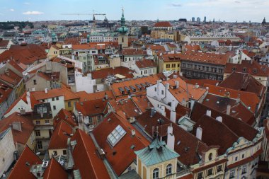 Prag 'daki kırmızı çatıların panoramik görüntüsü