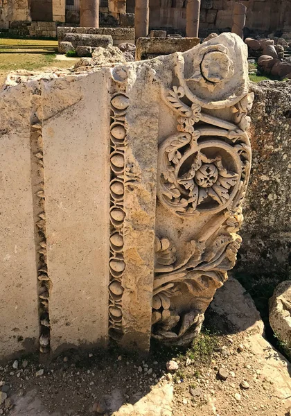 Yakından oyulmuş Cornice harabe. Antik Heliopolis. Baalbek, Bekaa Vadisi, Lübnan