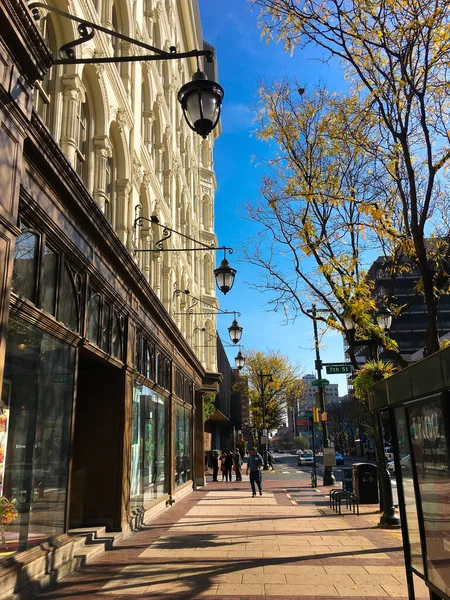 Philadelphia, USA - November 6, 2016: Chestnut Street in Philadelphia, sunny day — Stock Photo, Image
