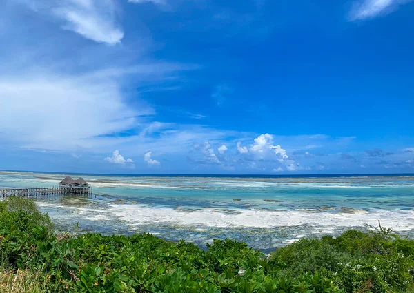 Kiwengwa, Zanzibar 'daki gelgitin panoramik görüntüsü. Mavi gökyüzü. Boşluğu kopyala