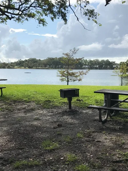 Florida 'daki Topeekeegee Yugnee Parkı' nda göl kenarında piknik masası.