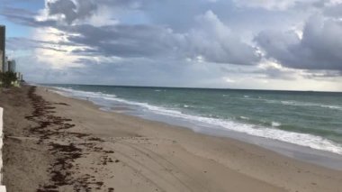 Hallandale Sahili, Florida 'da şafak vakti okyanus manzarası