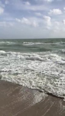 Hallandale Sahili, Florida 'da şafak vakti okyanus manzarası