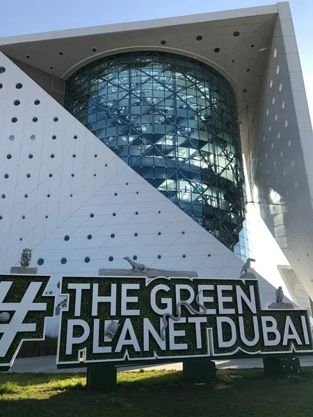 Dubai, BAE - 17 Aralık 2018: Yeşil Gezegen Botanik Bahçesi