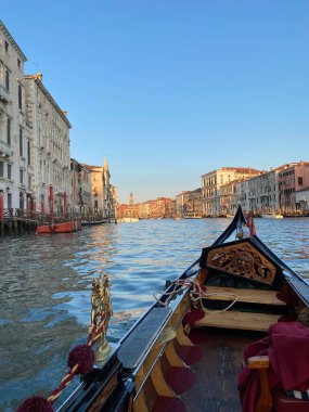 Venedik 'te altın bir saatte Gondol gezisi