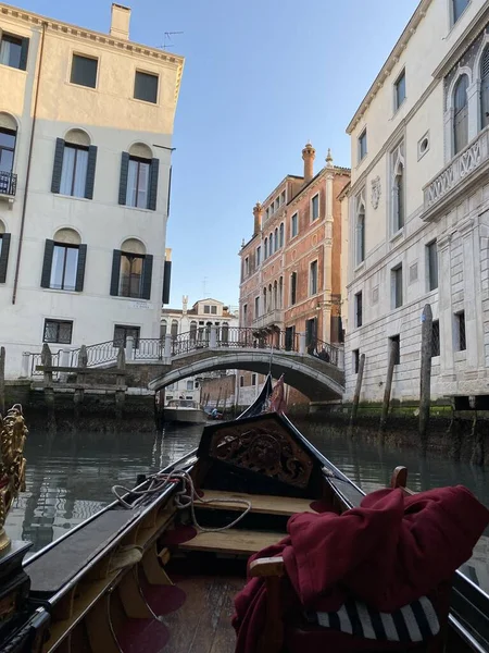 Przejażdżka gondolą w Wenecji w złotym świetle godziny — Zdjęcie stockowe