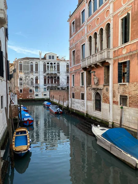 Balade en gondole à Venise à une heure d'or — Photo