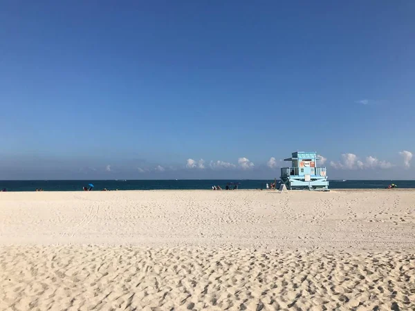 MIAMI plajı, FL - 22 Aralık 2017 Haulover Park 'taki sahil ve cankurtaran kulübesi